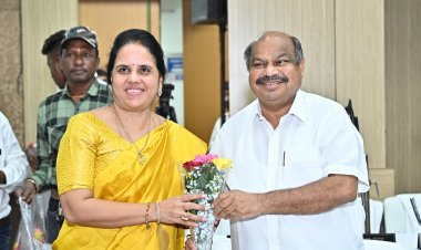 नगर निगम की सामान्य सभा में पहुंचे रायपुर उत्तर विधायक पुरंदर मिश्रा का महापौर मीनल चौबे द्वारा पुष्पगुच्छ भेंट कर स्वागत