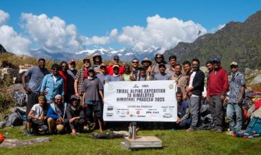 हिमालय में गूँजी जशपुर की गूंज: आदिवासी युवाओं ने जगतसुख पीक पर खोला नया मार्ग