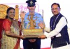 जनजातीय गौरव दिवस समारोह का ऐतिहासिक क्षण : मुख्यमंत्री विष्णु देव साय ने राष्ट्रपति द्रौपदी मुर्मु को भेंट की धरती आबा भगवान बिरसा मुंडा की बस्तर आर्ट प्रतिमा