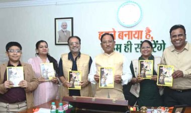 मुख्यमंत्री ने किया शंकर पांडे की पुस्तक ’’छत्तीसगढ़ अतीत से अब तक’’ का विमोचन