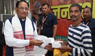 मुख्यमंत्री विष्णुदेव साय ने समझी पीड़ा, तुरंत बढ़ाया कदम - रमन निर्मलकर को सौंपा श्रवण यंत्र