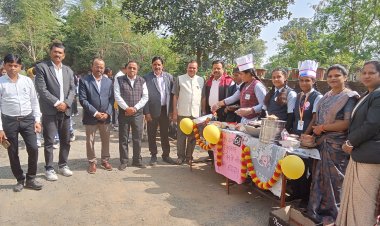 यूनिवर्सल स्कूल में आनंद मेला का आयोजन