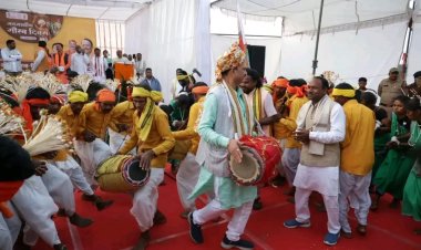 जनजाति गौरव दिवस धूमधाम से हुआ संपन्न: मांदर की थाप पर झूमे स्वास्थ्य मंत्री और कई जनप्रतिनिधि