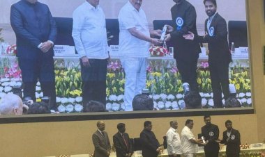 राष्ट्रपति द्रौपदी मुर्मू के हाथों कलेक्टर  विनय कुमार लंगेह ने पुरस्कार ग्रहण किया