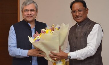 मुख्यमंत्री  विष्णुदेव साय ने केंद्रीय रेल मंत्री अश्विनी वैष्णव से की सौजन्य मुलाकात