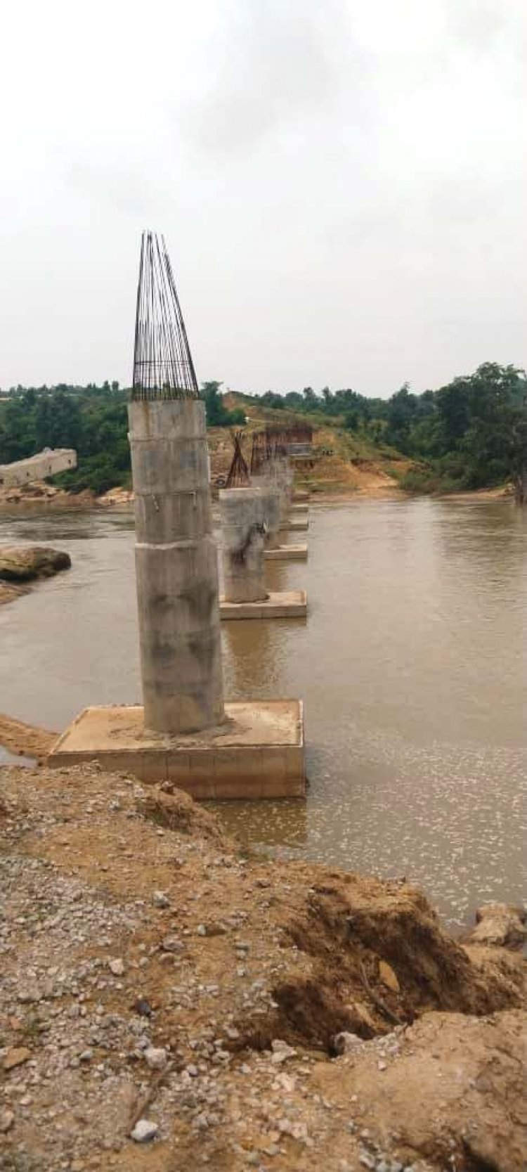 लोक निर्माण विभाग सेतु निर्माण उपसंभाग मनेन्द्रगढ़ द्वारा मई-जून 2026 तक कार्य पूर्ण करने का लक्ष्य