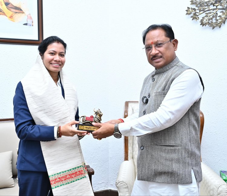 वर्ल्ड कप विजेता भारतीय महिला क्रिकेट टीम की फिजियोथेरेपिस्ट आकांक्षा सत्यवंशी ने मुख्यमंत्री से की मुलाकात
