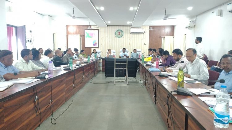 समय-सीमा बैठक में कलेक्टर ने दिए सख्त निर्देश - धान खरीदी, डीएमएफ, पोर्टल और विभागीय कार्यों की हुई विस्तृत समीक्षा