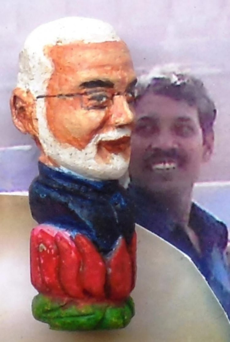 जनदर्शन में अद्भुत दृश्य—भिलाई के अंकुश देवांगन ने मुख्यमंत्री को भेंट की संगमरमर पर बनी प्रधानमंत्री नरेंद्र मोदी की सूक्ष्म प्रतिमा