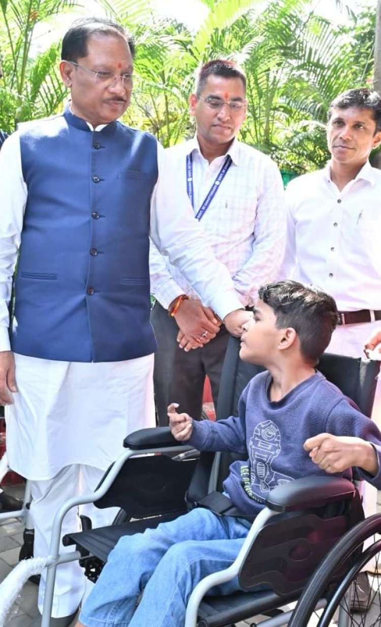 पैरों से चित्र उकेरने वाली पूनम बिटिया के जीवन में मुख्यमंत्री ने भरी नई उम्मीद — अब विशेष विद्यालय में मिलेगा शिक्षण और छात्रवृत्ति