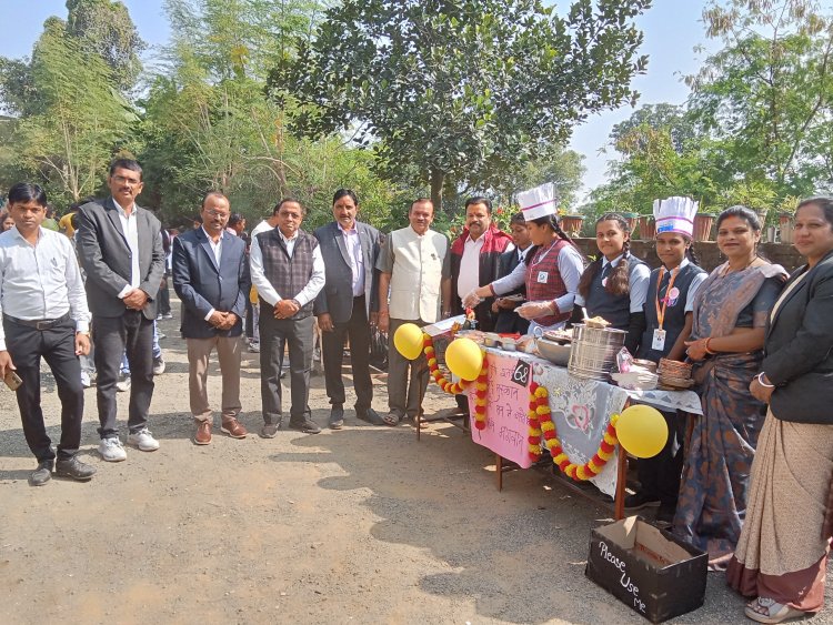 यूनिवर्सल स्कूल में आनंद मेला का आयोजन