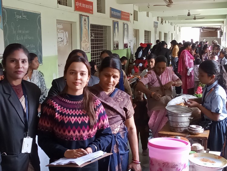 यूनिवर्सल स्कूल में आनंद मेला का आयोजन