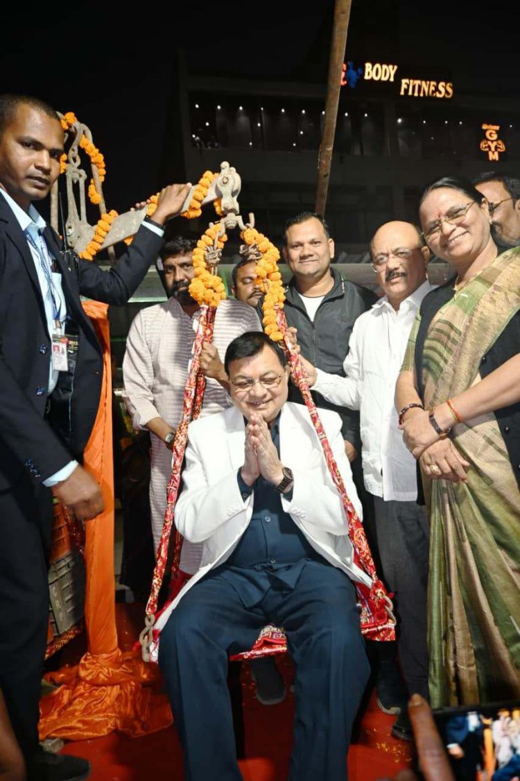 कोसाबाड़ी के सब्जी विक्रेताओं ने उद्योग मंत्री व महापौर को तौला सब्जी व फल से, वेडिंग जोन की सौगात पर जताया आभार