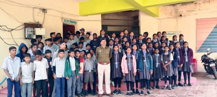 स्कूल के बच्चों ने किया थाना खड़गवां का शैक्षणिक भ्रमण