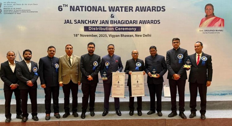 महामहिम राष्ट्रपति द्रौपदी मुर्मु के हाथों गरियाबंद जिले के कलेक्टर श्री बी एस उइके ने ग्रहण किया पुरस्कार