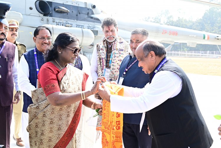 सरगुजा में राष्ट्रपति मुर्मू का पुरंदर मिश्रा ने किया स्वागत, जनजातीय गौरव दिवस की बढ़ी गरिमा