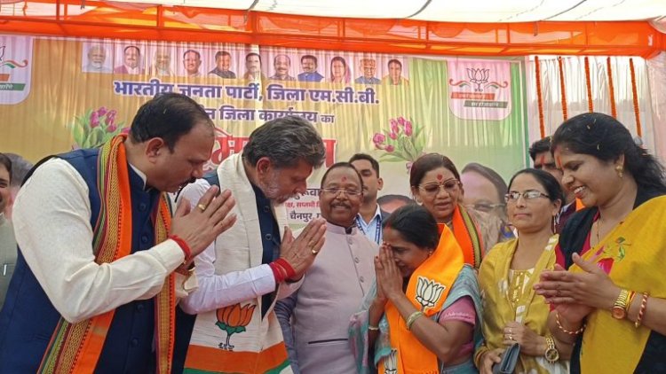 बड़ा राजनीतिक उलटफेर  नगर पंचायत अध्यक्ष रीमा यादव ने कांग्रेस का हाथ छोड़ा