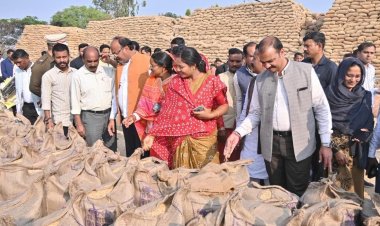 मंत्री लक्ष्मी राजवाड़े ने भटगांव विधानसभा के शिवप्रसाद नगर धान खरीदी केंद्र का किया निरीक्षण