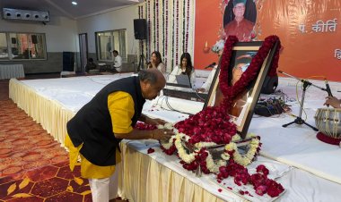उत्तर विधानसभा के विधायक पुरंदर मिश्रा ने वरिष्ठ पत्रकार डॉ. हिमांशु द्विवेदी के पिताश्री स्व. कीर्ति नारायण द्विवेदी को अर्पित की श्रद्धांजलि