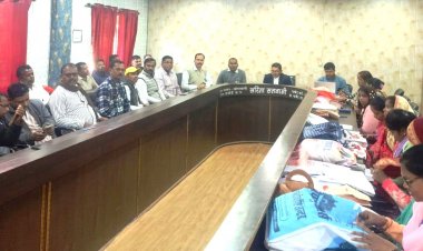 विशेष गहन पुनरीक्षण कार्य की समीक्षा हेतु उप जिला निर्वाचन अधिकारी ने ली बैठक