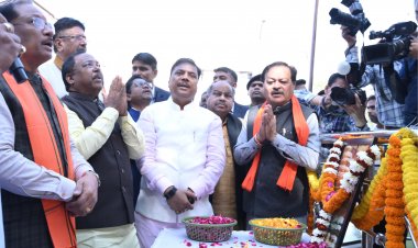 जयस्तंभ चौक पर शहीद वीर नारायण सिंह को नमन — विधायक पुरंदर मिश्रा ने मुख्यमंत्री संग अर्पित की श्रद्धांजलि