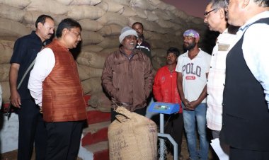 सहकारिता मंत्री केदार कश्यप ने ग्राम उमरिया में कृषि साख सहकारी समिति खुटेरी का किया अवलोकन