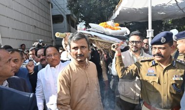 ज्ञानपीठ सम्मानित साहित्यकार विनोद कुमार शुक्ल को मुख्यमंत्री विष्णु देव साय ने दी भावभीनी अंतिम श्रद्धांजलि