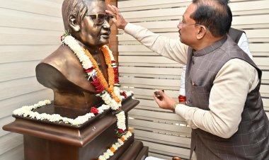 मुख्यमंत्री विष्णु देव साय ने भारत रत्न अटल बिहारी वाजपेयी की प्रतिमा पर माल्यार्पण कर दी श्रद्धांजलि