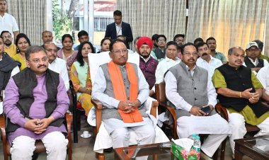 मुख्यमंत्री  विष्णु देव साय ने जनप्रतिनिधियों संग ‘मन की बात’ कार्यक्रम की 129वीं कड़ी का श्रवण