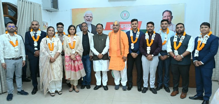 मुख्यमंत्री विष्णु देव साय से छत्तीसगढ़ लोक सेवा आयोग 2024 के टॉप 10 अभ्यर्थियों ने की सौजन्य भेंट
