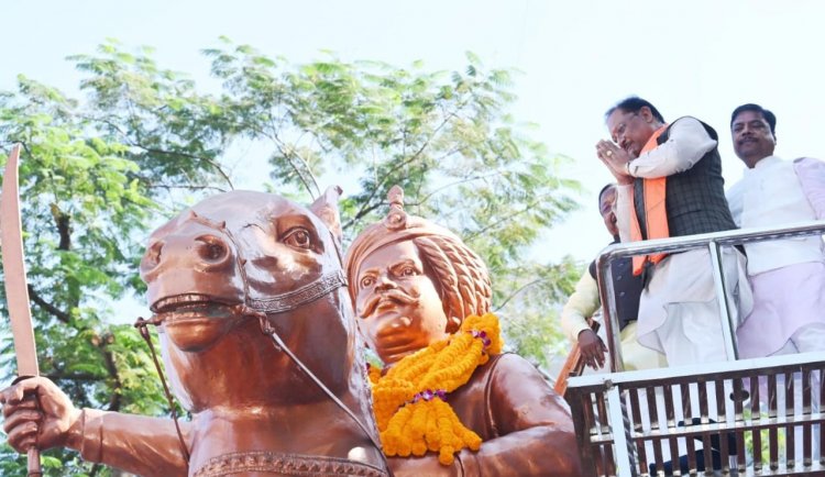 मुख्यमंत्री  विष्णुदेव साय ने जयस्तंभ चौक में किया शहीद वीर नारायण सिंह के त्याग और संघर्ष का स्मरण