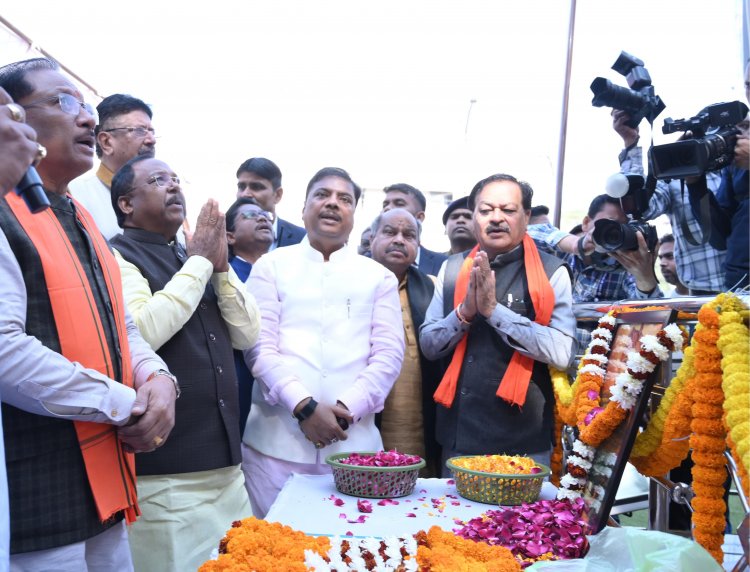 जयस्तंभ चौक पर शहीद वीर नारायण सिंह को नमन — विधायक पुरंदर मिश्रा ने मुख्यमंत्री संग अर्पित की श्रद्धांजलि