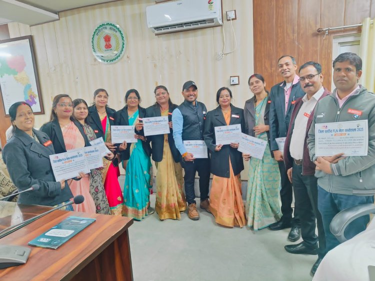 जिला स्तरीय FLN मॉड्यूल निर्माण के अंतर्गत आयोजित चार दिवसीय कार्यशाला के उपरांत कलेक्टर ने शिक्षकों को सम्मानित किया।