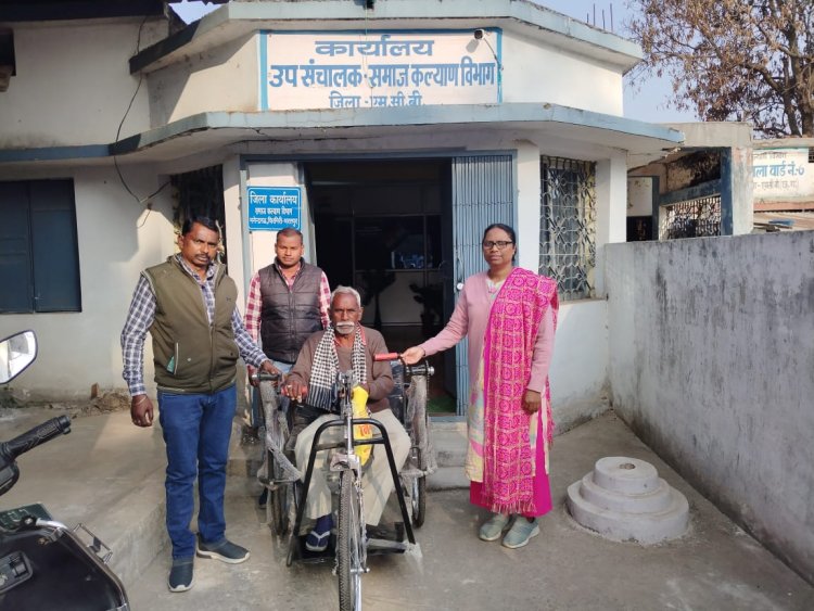 सरपंच की संवेदनशील पहल से दिव्यांग को मिली ट्राई साइकिल