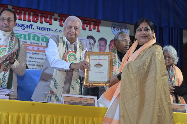 राज्यपाल आरिफ मोहम्मद खान ने  कवयित्री अनामिका चक्रवर्ती को किया सम्मानित, मनेन्द्रगढ़ फिर से हुआ गौरवान्वित