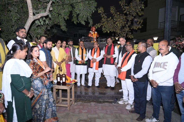 अटल जयंती शताब्दी वर्ष : शंकर नगर में राष्ट्रनायक को नमन, विधायक पुरंदर मिश्रा ने किया प्रतिमा पर माल्यार्पण