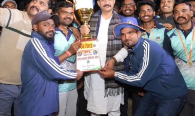 “झगराखाण्ड में क्रिकेट का महासमर, वार्ड 11 बना विजेता – स्वास्थ्य मंत्री ने बढ़ाया खिलाड़ियों का हौसला”