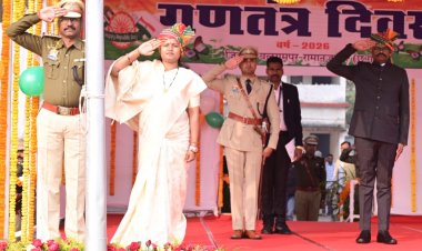 मंत्री लक्ष्मी राजवाड़े ने बलरामपुर में किया ध्वजारोहण