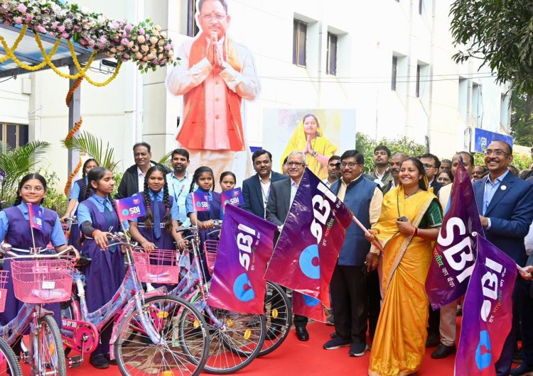 मंत्री लक्ष्मी राजवाड़े ने बालिकाओं को साइकिल वितरण कर बढ़ाया उत्साह