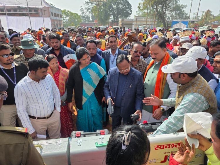 प्रभारी मंत्री राम विचार नेताम व  स्वस्थ मंत्री श्याम ने छत्तीसगढ़ की पहली जर्नीऑफ सेनिटेशन हाइजिन जोश पहल की ,  शुरुआत संस्थागत शौचालय की सफाई हेतु छत्तीसगढ़ की पहली जर्नी ऑफ सेनिटेशन हाइजिन जोश को मिली हरी झंडी