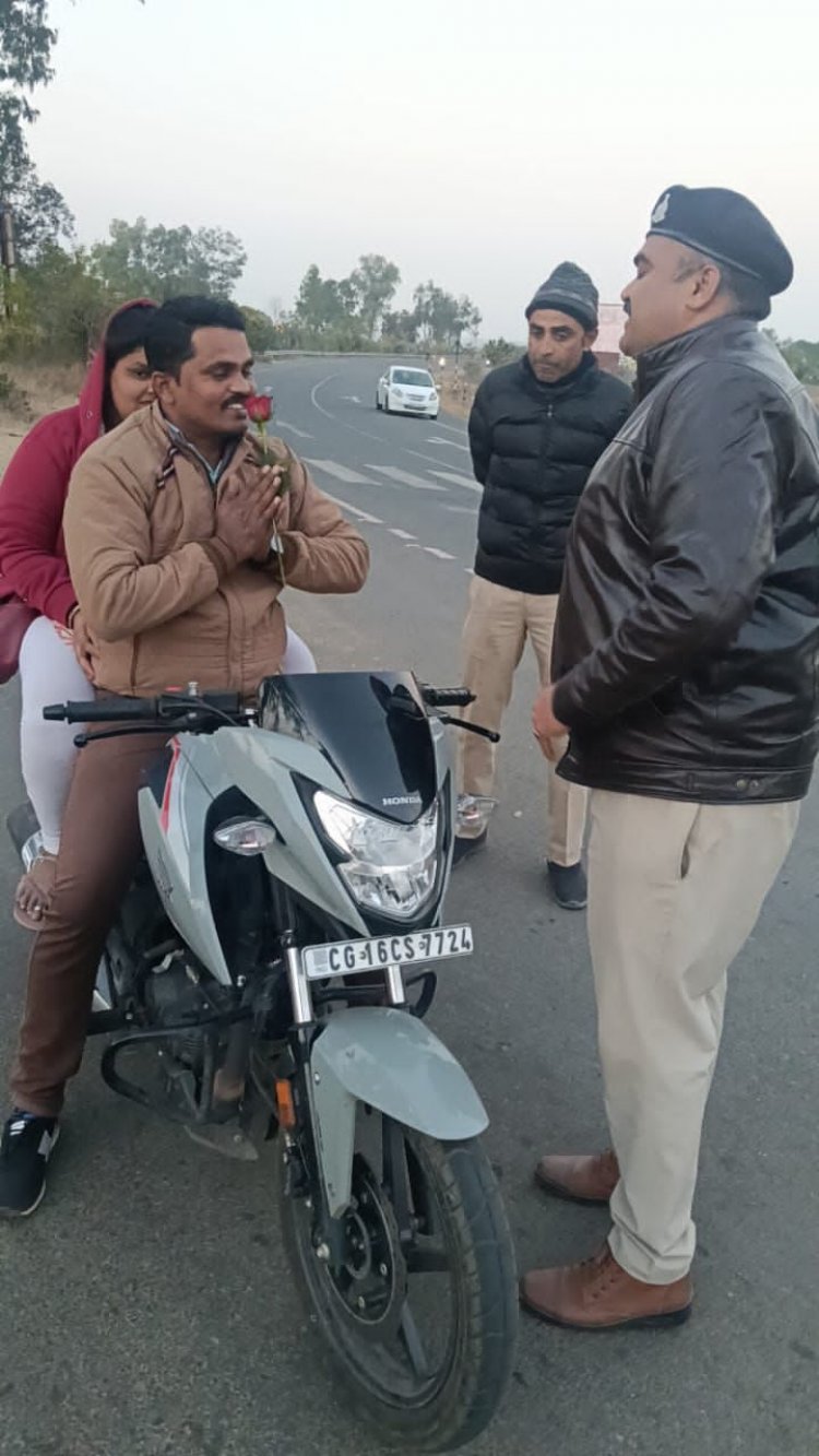गुलाब का फूल देकर मनेन्द्रगढ़ पुलिस ने दी सुरक्षा की सीख  एमसीबी पुलिस का अनोखा यातायात जागरूकता अभियान
