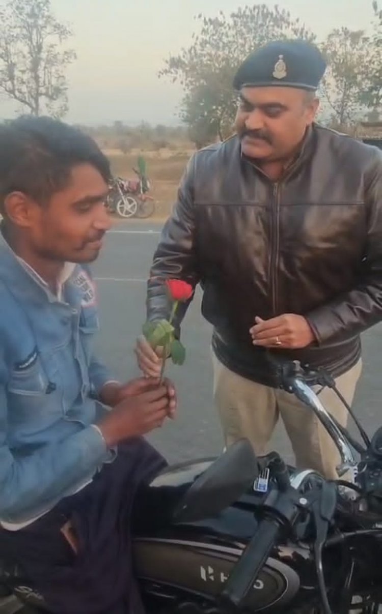 गुलाब का फूल देकर मनेन्द्रगढ़ पुलिस ने दी सुरक्षा की सीख  एमसीबी पुलिस का अनोखा यातायात जागरूकता अभियान