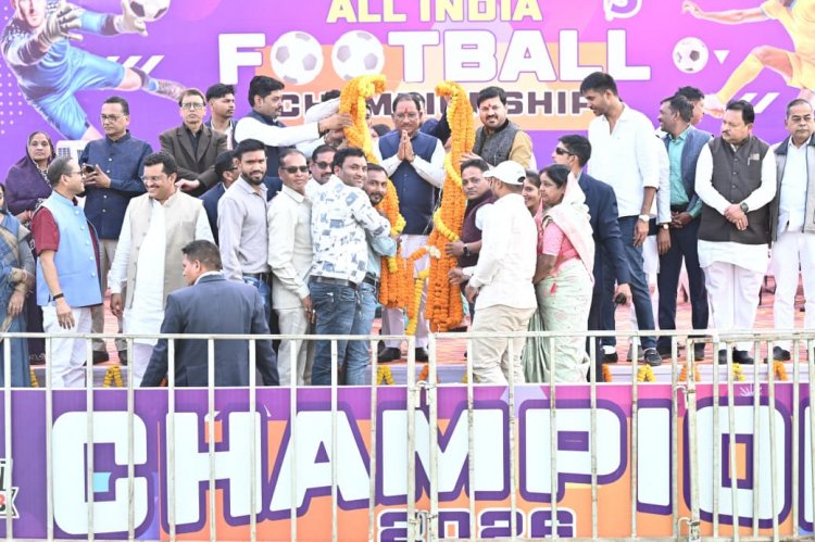 मुख्यमंत्री विष्णु देव साय के मुख्य आतिथ्य में सीएम ट्रॉफी ऑल इंडिया फुटबॉल चैंपियनशिप का भव्य समापन