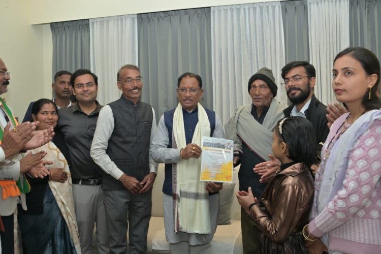 मुख्यमंत्री  विष्णुदेव साय ने पीएम सूर्यघर मुफ्त बिजली योजना के अंतर्गत स्थापित सोलर सिस्टम का किया निरीक्षण