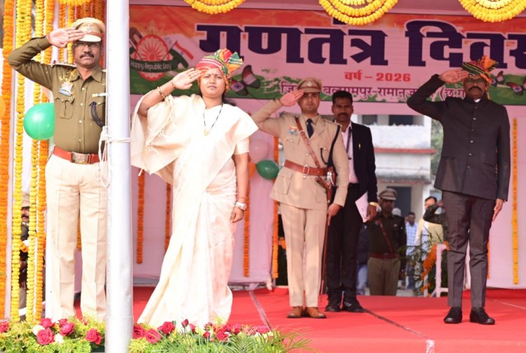 मंत्री लक्ष्मी राजवाड़े ने बलरामपुर में किया ध्वजारोहण