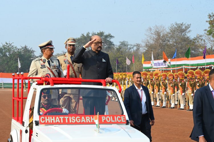 राज्यपाल डेका ने राष्ट्रीय ध्वज फहरा कर ली परेड की सलामी