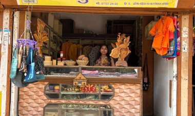 नाबार्ड की ‘ग्राम दुकान’ से स्व-सहायता समूह की महिलाएं बन रहीं आत्मनिर्भर