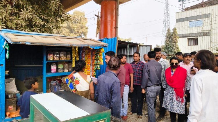 मोवा अंडरब्रिज से 14 ठेले हटाए गए, आवासीय क्षेत्र में संचालित बेकरी सील