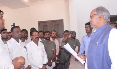 जंगल सफारी में बस संचालन निजी हाथों में देने के प्रस्ताव का विरोध, दैनिक वेतनभोगी कर्मचारियों ने सांसद बृजमोहन को सौंपा ज्ञापन