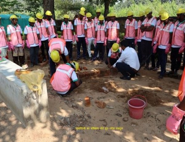 नक्सल प्रभावित क्षेत्र रहे बीजापुर से राजमिस्त्री बने रमेश पासपुल, आत्मनिर्भरता की मिसाल
